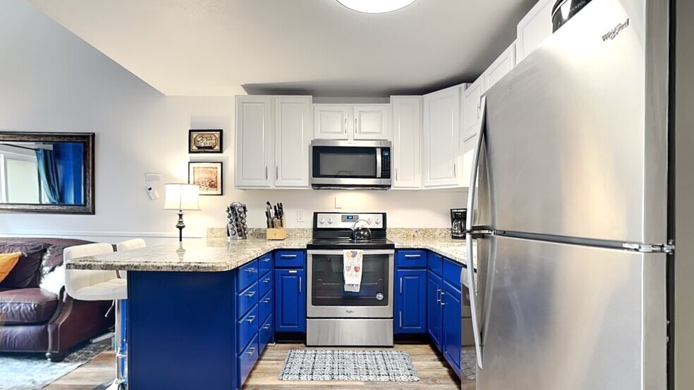 Full kitchen, granite counters, dishwasher, etc - 1530 Empire Ave