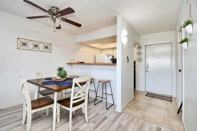 Building Photo - 2820 S Bartell Dr