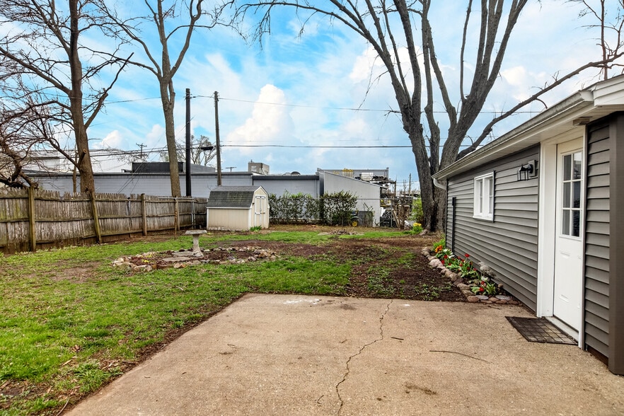 Building Photo - 903 Merrill Ave