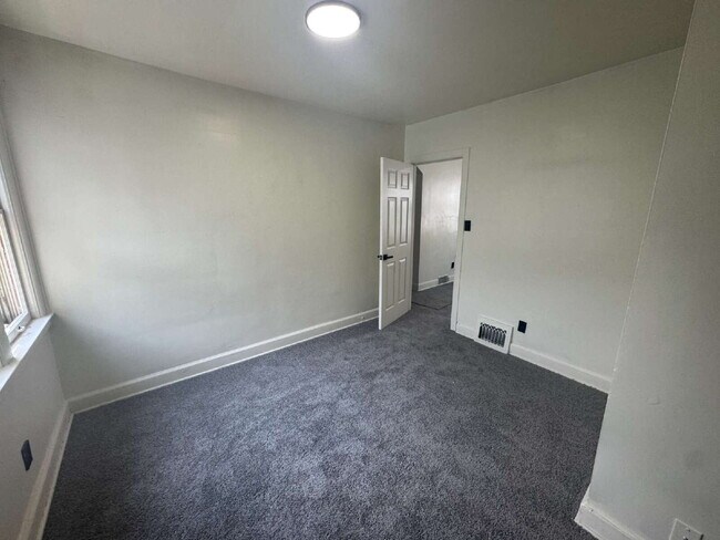 Building Photo - Completely Renovated & Move-In Ready!