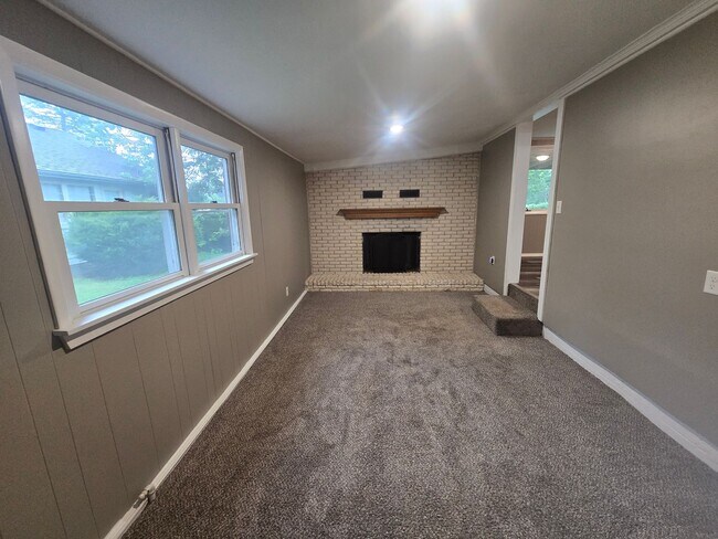 Building Photo - 3 Bedroom Home in Champaign!