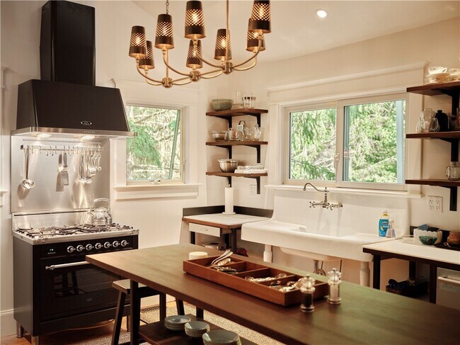 Building Photo - 38 Lake St