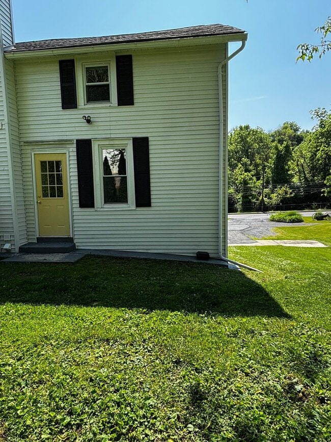 Building Photo - Newly remodeled 3+ bedroom
