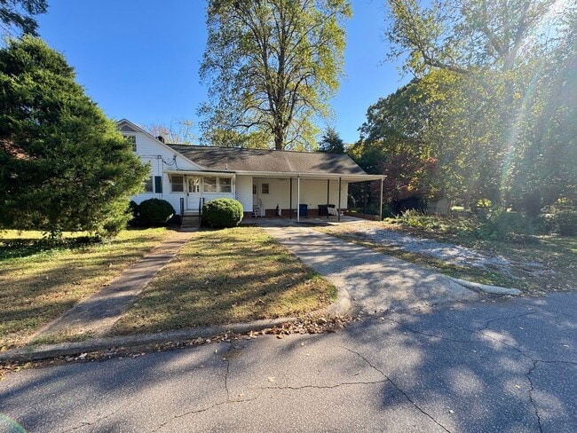 Building Photo - Statesville - 3BR/2BA + Carport