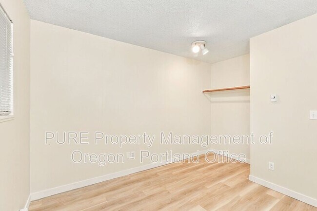 Building Photo - 2094 SE Pinelane St