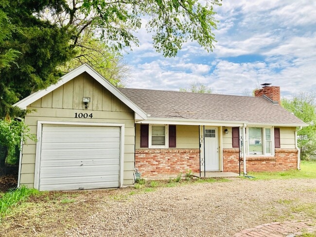 Primary Photo - 3 bed 1 bath, garage, quiet street