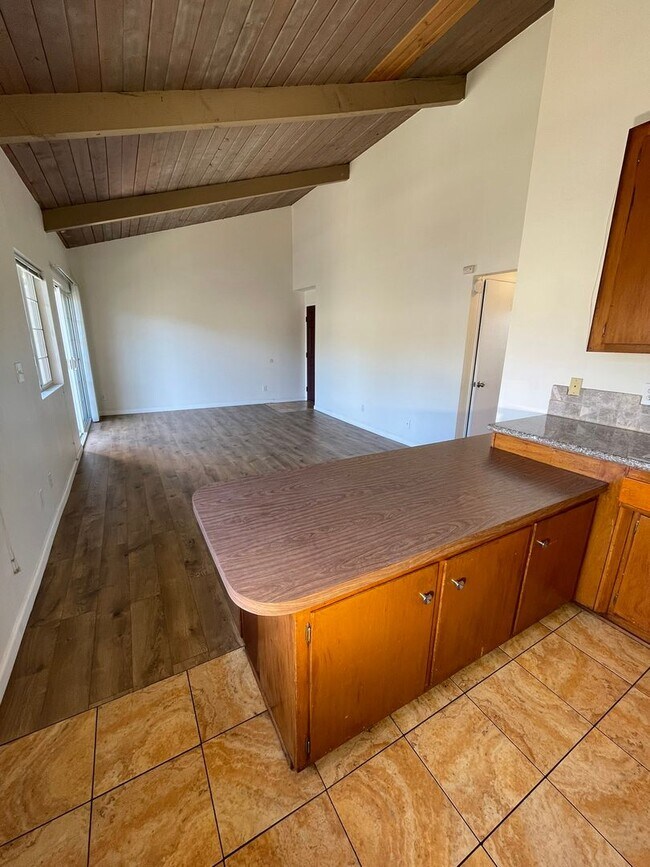 Building Photo - Sunny Upstairs Two Bedroom Unit with Large...