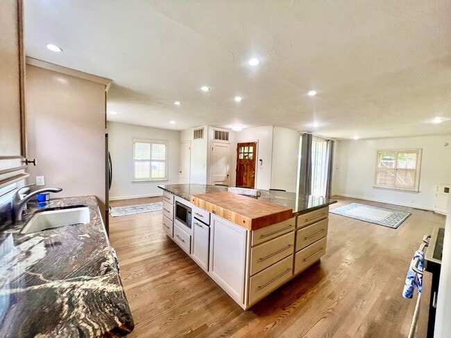 Building Photo - Updated Brookside Bungalow!