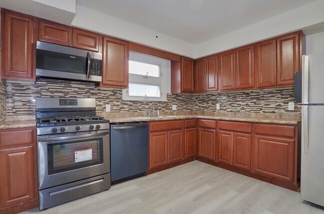 Building Photo - 502 Ave E