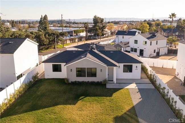 Building Photo - 13465 Bradley Ave