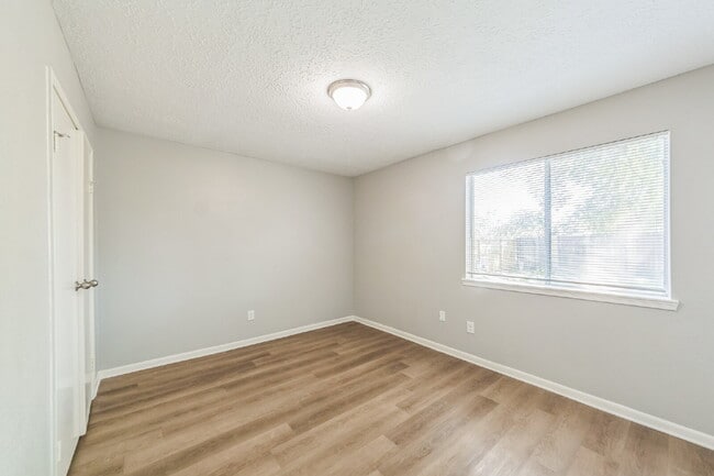 Building Photo - Charming & Spacious Home in La Porte!