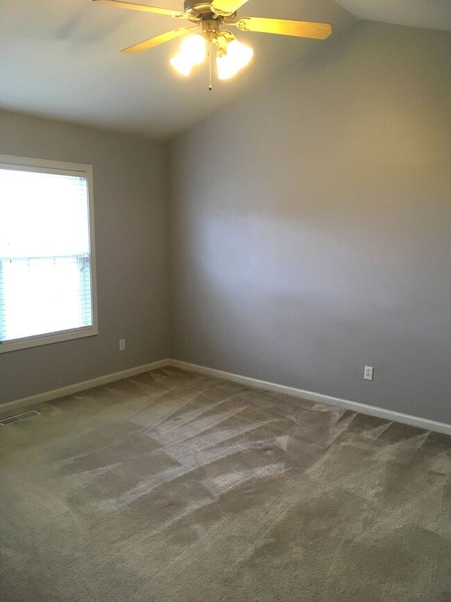Building Photo - Spacious 2-bed, 2-bath duplex available for June!