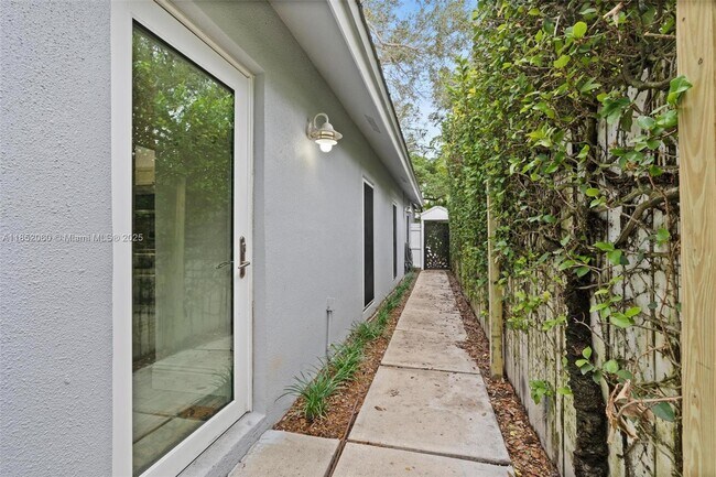 Building Photo - 2558 Trapp Ave
