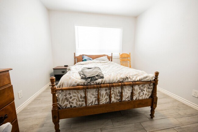 Building Photo - No HOA- Single story pool home