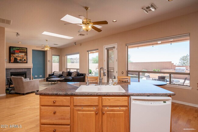Building Photo - 533 W Desert Flower Ln