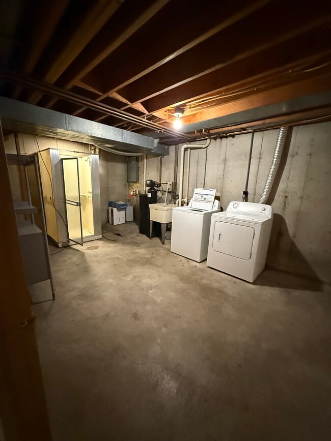 Building Photo - 6668 Fairway Cir