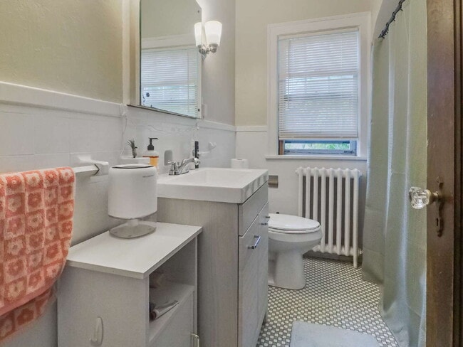 Building Photo - Beautiful Upper Level 3 Bedroom Duplex nea...
