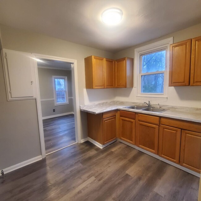 Building Photo - 3 BED 1.5 BATH SINGLE FAMILY HOME IN CLEVE...