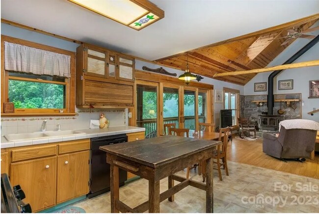 Building Photo - Woderfully Furnished Mountain Home