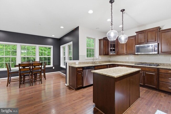 Building Photo - 7585 Holly Ridge Dr