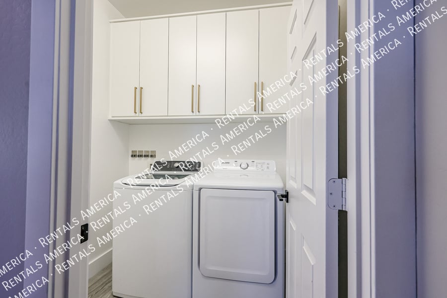 Building Photo - 7855 W Rock Springs Dr