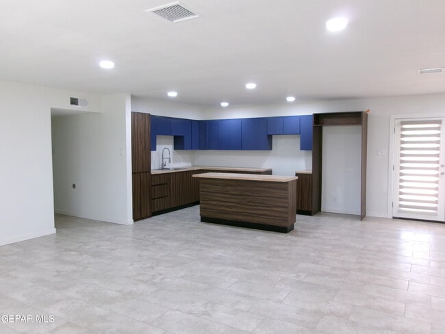 Building Photo - 6253 Dew Dr