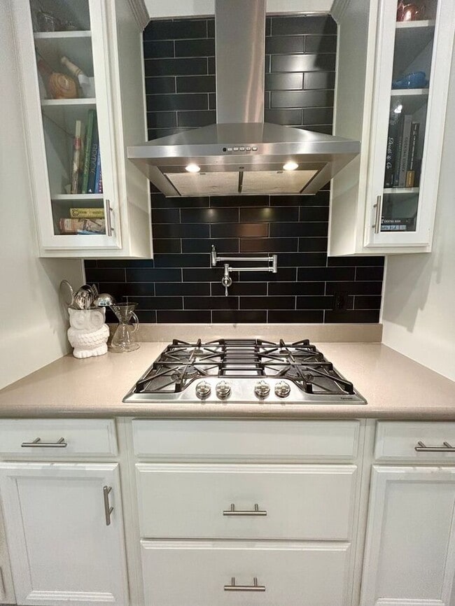 Building Photo - Elegant 5-Bedroom Pool Home for Rent in Sa...