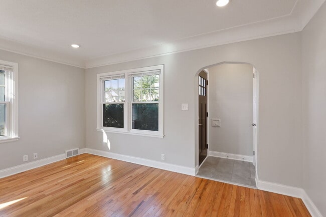 Building Photo - Spacious 4BR/2BA Duplex — Available August...