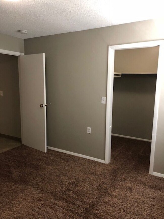 Building Photo - Quaint 1 Bedroom Ground-Floor Unit in Mid-Town Fort Collins