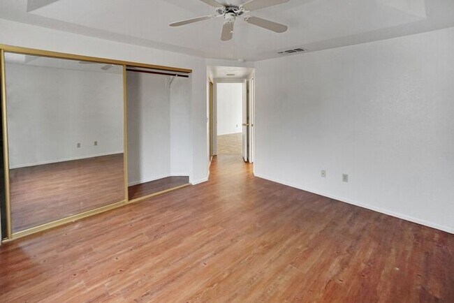Building Photo - Stylish & Bright 3-Bed Oasis with Desert B...