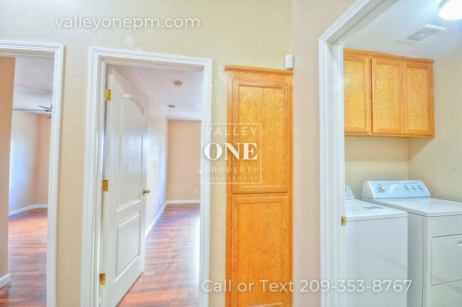 Building Photo - Charming 4 bedroom, 2 bath single story ho...