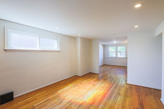 Building Photo - Labor Special Move in by September 15 Rece...
