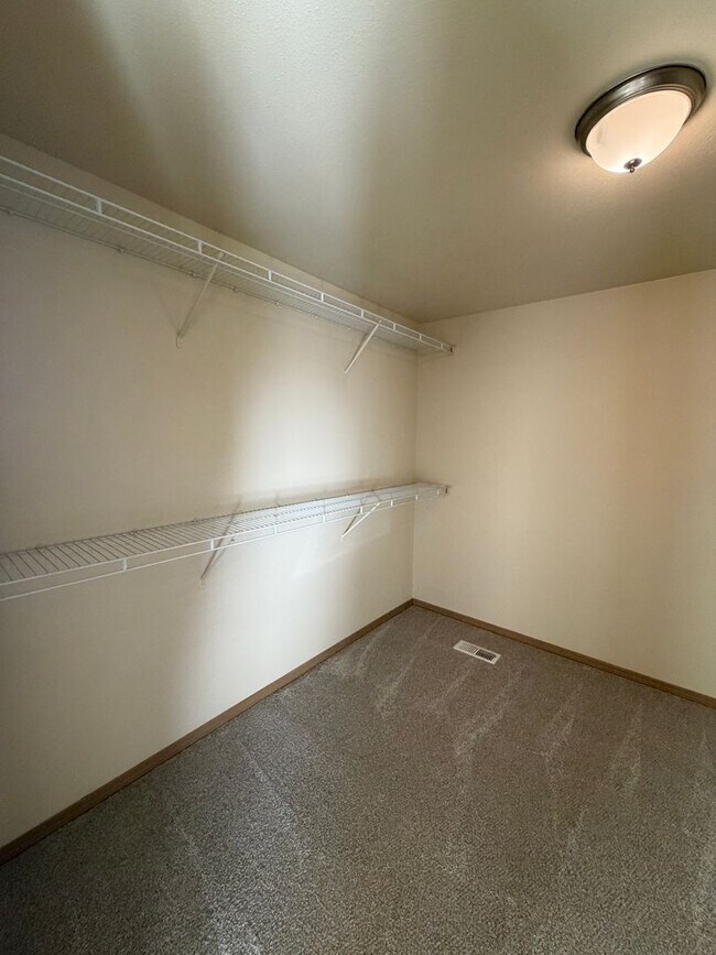 Building Photo - 843 Gina Ct SE