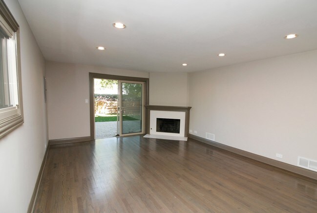 Building Photo - 3804 W Touhy Ave