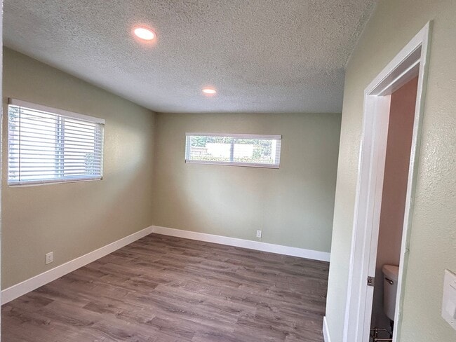 Building Photo - Upgraded Large Home