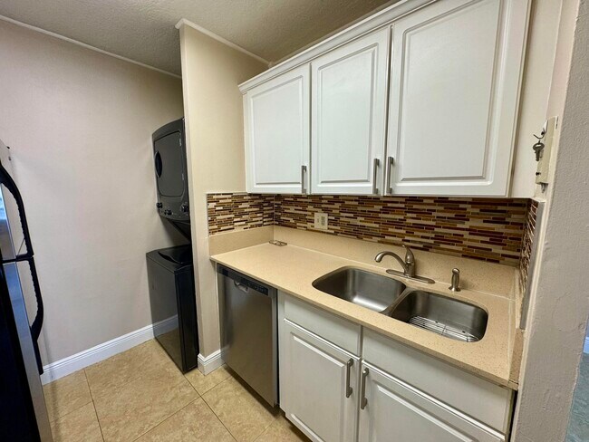 Building Photo - 10008 Twin Lakes Dr