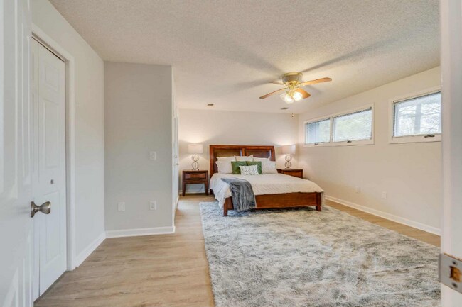 Building Photo - 5009 Emerald Dr