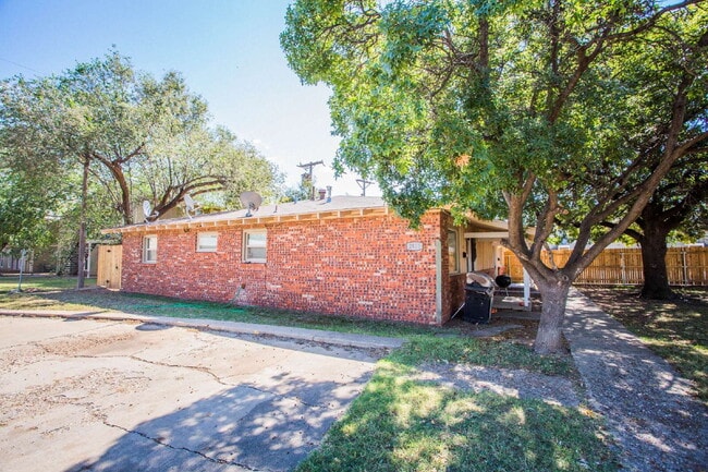 Building Photo - Comfy 2 bed 1 bath home!
