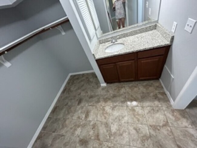 Building Photo - Large  3 bedroom, 2 bath pool home.