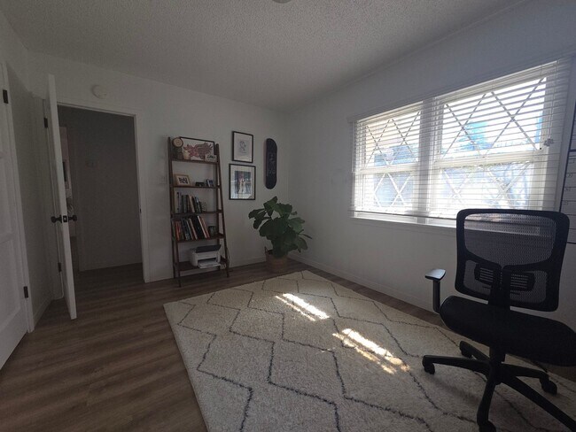 Building Photo - Mid-town Ventura 3 Bedroom 2 bath single level home