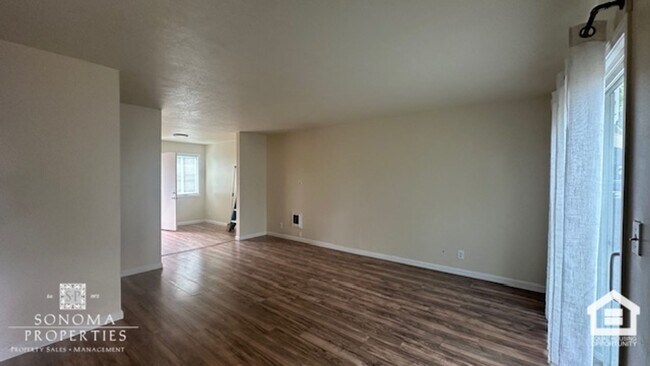 Building Photo - Charming 2BD/1.5BA Duplex
