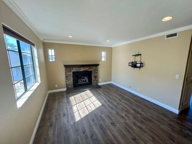 Building Photo - Stunning 2-Bed, 2-Bath Condo in Golden Hill – City Lights Community