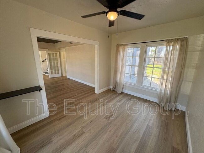 Building Photo - 209 E 11th St