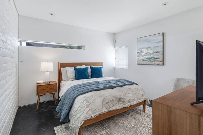 Building Photo - Mid-century modern home in Arcadia with pr...