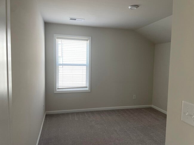 Building Photo - 634 Manitou Cir