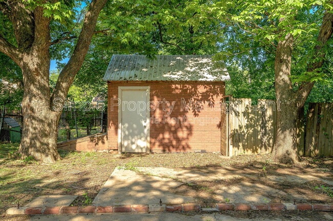 Building Photo - 713 SW 25th St