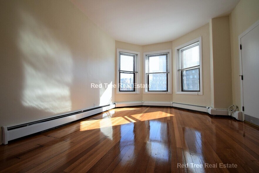 Primary Photo - 1728 Beacon St