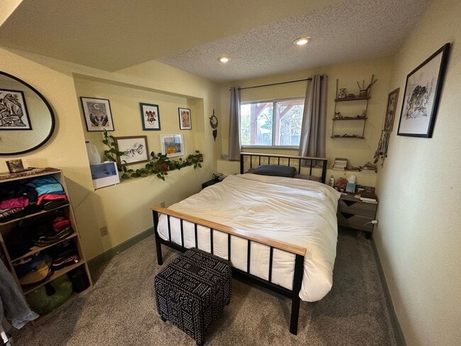 Building Photo - "Rare Opportunity" 3 bedroom 2 bath in the...