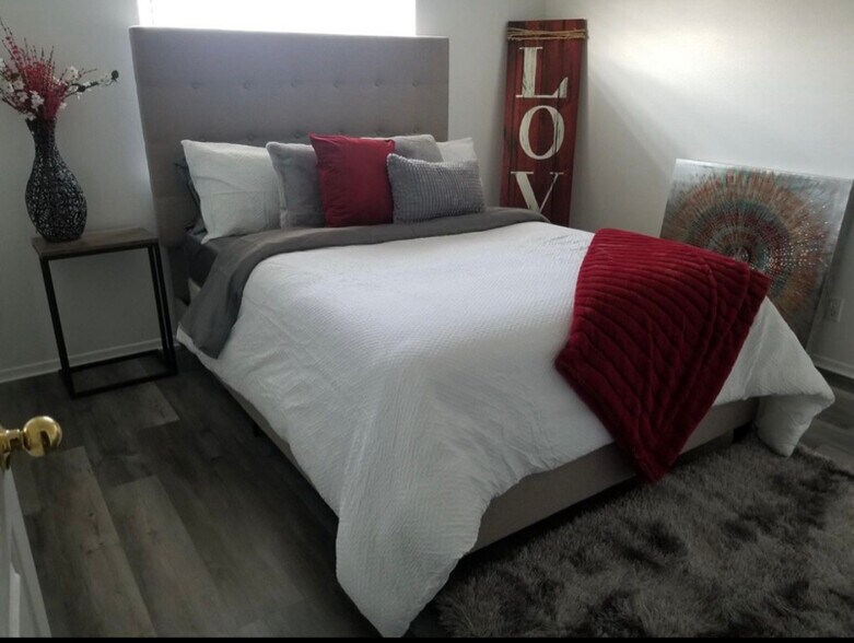 Building Photo - 9302 Sierra Vista Cir