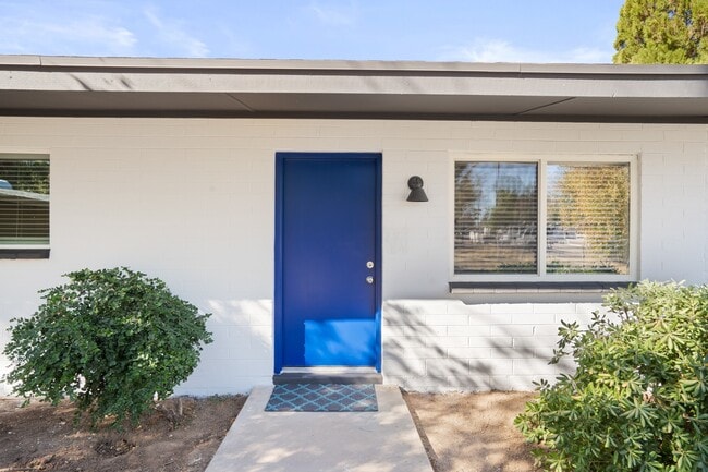 Building Photo - Beautiful 2 bedroom with private backyard